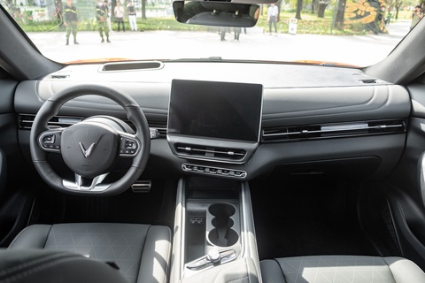 Loạt SUV mới, giá dưới 1 tỉ đồng ra mắt Việt Nam năm 2023: Mazda CX-5 nổi bật nhất- Ảnh 7. Nội thất hướng về phía người lái. Màn hình giải trí trung tâm kích thước 12,9 inch, hiển thị thông tin lên kính lái HUD, vô lăng D-cut phối hai màu. Bản Plus có nội thất phối 2 tông màu, tùy chọn cửa sổ trời toàn cảnh - Ảnh: QUỐC MINH