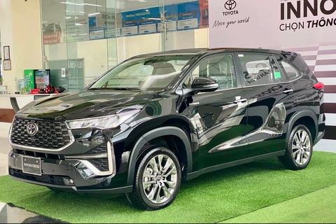 Loạt xe hybrid ra mắt Việt Nam năm 2023: Không có giá dưới 700 triệu đồng- Ảnh 4. Innova Cross như một mẫu xe hoàn toàn khác biệt so với Innova đời trước. Xe sử dụng khung gầm TNGA, trang bị máy xăng 2.0L công suất 150 mã lực và mô-tơ điện 111 mã lực, đi kèm hộp số vô cấp. Xe có chế độ lái thuần điện - Ảnh: Đại lý Toyota/Facebook