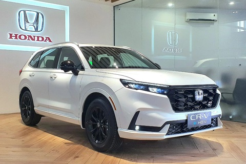 Loạt xe hybrid ra mắt Việt Nam năm 2023: Không có giá dưới 700 triệu đồng- Ảnh 6. So với bản xăng, Honda CR-V hybrid chỉ có 5 chỗ ngồi. Động cơ là loại máy xăng 2.0L và mô-tơ điện, cho công suất 204 mã lực. Hộp số là loại vô cấp. Xe có chế độ Sport không có trên bản xăng - Ảnh: Đại lý Honda/Facebook