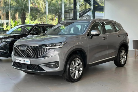 Loạt xe hybrid ra mắt Việt Nam năm 2023: Không có giá dưới 700 triệu đồng- Ảnh 2. Haval H6 HEV kết hợp giữa máy xăng 1.5L và mô-tơ điện, cho công suất 243 mã lực, mô-men xoắn 530Nm, đi kèm hộp số 7 cấp ly hợp kép. Mức tiêu hao nhiên liệu trung bình chỉ 5,2 lít/100km - Ảnh: Đại lý Haval/Facebook