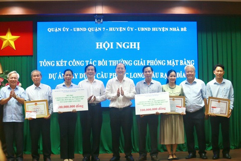 Mặt bằng không vướng, cầu Phước Long, Rạch Đỉa dự kiến xong cuối 2024- Ảnh 1. Phó bí thư Thành ủy TP.HCM Nguyễn Hồ Hải (giữa) tặng giấy khen cho các tập thể có thành tích xuất sắc trong công tác bồi thường giải phóng mặt bằng dự án - Ảnh: LÊ PHAN