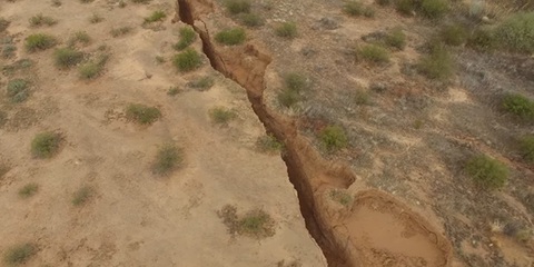 Khe nứt lớn dài 3,2km xuất hiện ở sa mạc phía nam Arizona - Ảnh: KTAR NEWS Khe nứt lớn dài 3,2km xuất hiện ở sa mạc phía nam Arizona - Ảnh: KTAR NEWS