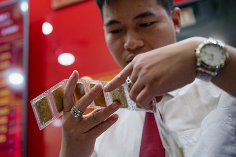 Thủ tướng: Không để vàng hóa nền kinh tế, đánh giá lại thị trường vàng thương hiệu SJC- Ảnh 1. Thủ tướng yêu cầu chấn chỉnh thị trường vàng - Ảnh: N.HIỀN