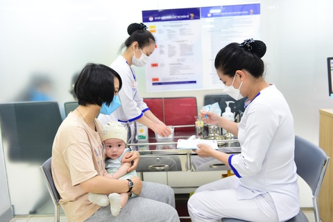 Có thêm 470.000 liều vắc xin DPT-VGB-Hib, trẻ em được tiêm miễn phí- Ảnh 1. Trẻ chuẩn bị được tiêm ngừa tại một trung tâm tiêm chủng vắc xin - Ảnh: DUYÊN PHAN