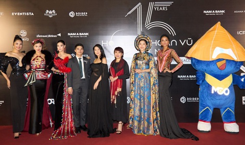 H'Hen Niê có hành động cực đáng yêu khi chụp ảnh cùng fan lớn tuổi- Ảnh 3. Dàn giám khảo Miss Cosmo Vietnam gồm hoa hậu Hương Giang, siêu mẫu Vũ Thu Phương, hoa hậu Khánh Vân, Katy Nguyễn, MC Quỳnh Hoa và hoa hậu H'Hen Niê
