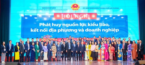 Kiều bào đóng góp mọi mặt cho sự phát triển đất nước- Ảnh 1. Các đại biểu chụp hình lưu niệm cùng kiều bào dự hội nghị - Ảnh: TIẾN THẮNG
