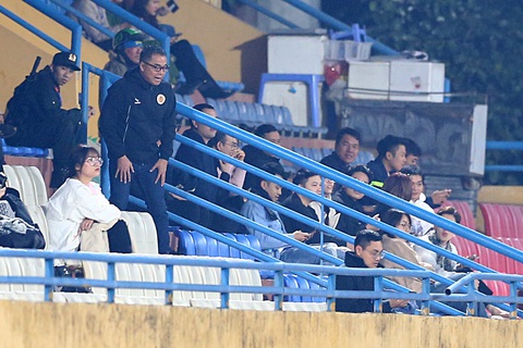 Ông Trần Tiến Đại (đứng, góc cao trái) thông qua một trợ lý (bìa phải) truyền đạt lời chỉ đạo xuống cabin huấn luyện CLB Công An Hà Nội - Ảnh: HOÀNG TÙNG Ông Trần Tiến Đại (đứng, góc cao trái) thông qua một trợ lý (bìa phải) truyền đạt lời chỉ đạo xuống cabin huấn luyện CLB Công An Hà Nội - Ảnh: HOÀNG TÙNG