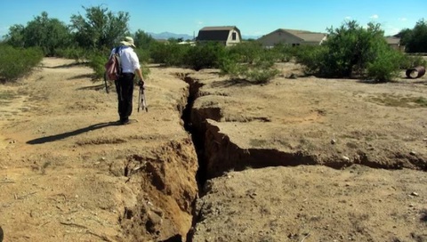 Khe nứt Arth ở khu dân cư Chandler Heights, Arizona. - Ảnh: AGS Khe nứt Arth ở khu dân cư Chandler Heights, Arizona - Ảnh: AGS