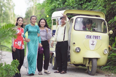 Quán quân Solo cùng bolero - Lâm Ngọc Hoa tái xuất bằng MV chào xuân 2024- Ảnh 2. Không gian MV tràn ngập hương sắc mùa xuân