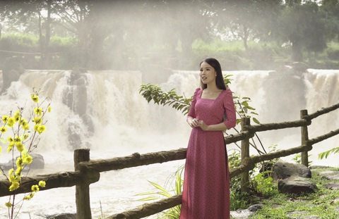 Quán quân Solo cùng bolero - Lâm Ngọc Hoa tái xuất bằng MV chào xuân 2024- Ảnh 3. Lâm Ngọc Hoa được nhạc sĩ Lăng Lập gửi gắm thể hiện ca khúc