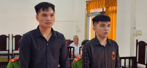 Hai thanh niên lãnh án tù vì tổ chức sinh nhật bằng ma túy- Ảnh 1. Quảng và Lợi (từ trái sang) tại Tòa án nhân dân tỉnh Kiên Giang - Ảnh: VĂN VŨ