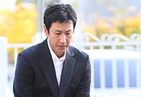Lee Sun Kyun đến trình diện tại sở cảnh sát hồi tháng 11. Ảnh: Naver Lee Sun Kyun đến trình diện tại sở cảnh sát hồi tháng 11. Ảnh: Naver