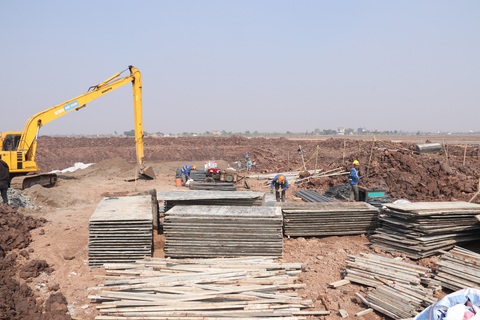 Dự án điện gần 1 tỉ USD ‘thần tốc’ 4 tháng làm thủ tục vẫn lo chậm vì vướng đất rừng- Ảnh 1. Dự án đang gấp rút thi công, triển khai đoạn qua Thanh Hóa - Ảnh: N.KH