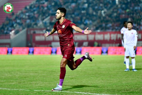 Thủ môn Văn Lâm chấn thương, HLV Troussier lo lắng- Ảnh 2. Leo Artur ăn mừng bàn thắng - Ảnh: BÌNH ĐỊNH FC