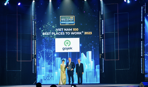 Gojek tiếp tục thuộc Top 100 nơi làm việc tốt nhất Việt Nam- Ảnh 1. Đại diện Gojek nhận giải thưởng "Top 100 nơi làm việc tốt nhất Việt Nam 2023" từ Anphabe - Ảnh: GJ