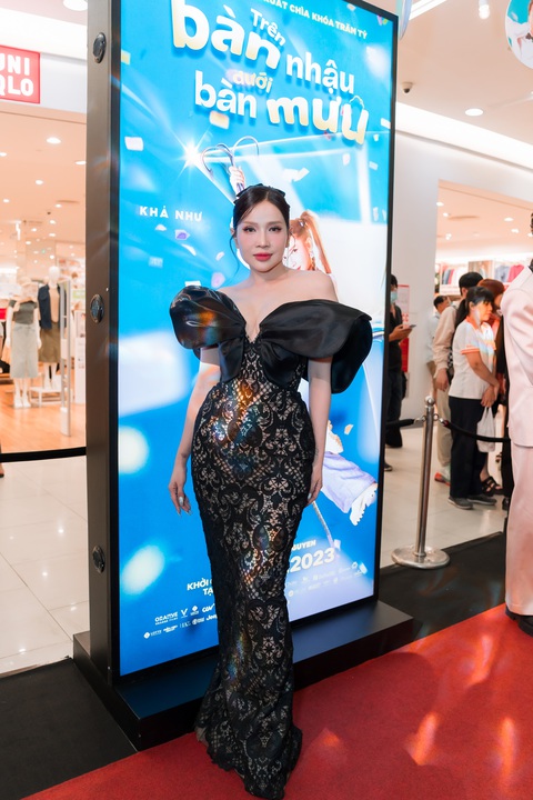 Dàn sao Việt ‘đọ sắc’ trên thảm đỏ công chiếu Trên bàn nhậu dưới bàn mưu- Ảnh 3. Diễn viên Khả Như cực quyến rũ với bộ đầm đuôi cá ôm sát khoe trọn đường cong.