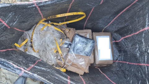 Một kiện hàng chứa nhiều viên cocaine định lượng 1kg trôi dạt khắp bờ biển bang New South Wales (Úc) được cảnh sát tìm thấy trong kỳ nghỉ Giáng sinh 2023 - Ảnh: CẢNH SÁT BANG NEW SOUTH WALES Một kiện hàng chứa nhiều viên cocaine định lượng 1kg trôi dạt khắp bờ biển bang New South Wales (Úc), được cảnh sát tìm thấy trong kỳ nghỉ Giáng sinh 2023 - Ảnh: CẢNH SÁT BANG NEW SOUTH WALES