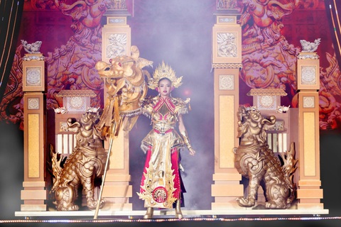 Top trang phục dân tộc ấn tượng nhất Miss Cosmo Vietnam- Ảnh 1. Trang phục 'Lưỡng nghê chầu' do Nguyễn Thanh Thanh trình diễn gây choáng ngợp về độ hoành tráng