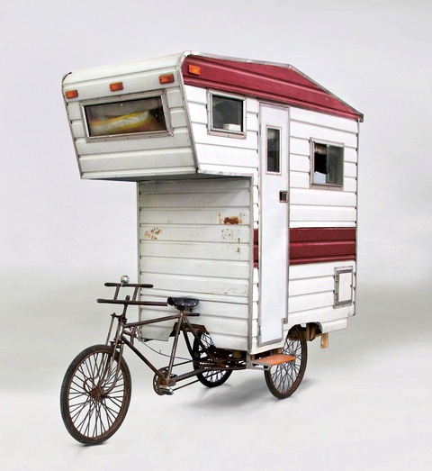 Chế nhà di động trên xe đẩy hàng siêu thị- Ảnh 2. Thực tế, trước Camper Kart, Kevin Cyr cũng từng nổi tiếng với việc chế ra nhà di động xe đạp - một không gian nhỏ gọn nhưng đầy đủ chức năng cơ bản - Ảnh: The Sun