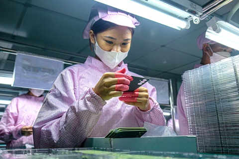 Chạy vạy tiền thưởng Tết cho công nhân- Ảnh 1. Nhiều doanh nghiệp FDI dự kiến thưởng Tết cao hơn hoặc bằng năm ngoái, thông thường là một tháng lương cơ bản (tháng lương 13). Trong ảnh: công nhân sản xuất trong nhà máy Biel Crystal Việt Nam tại Bắc Ninh - Ảnh: NGUYÊN BẢO
