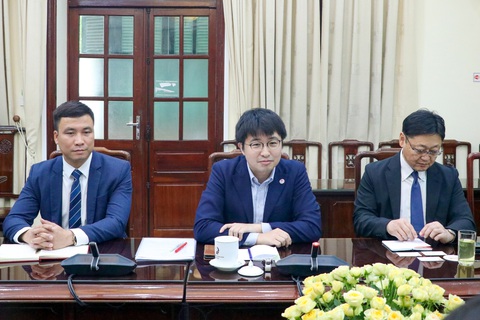 Ông Ishii Chikahisa - bí thư thứ nhất Đại sứ quán Nhật Bản tại Việt Nam (giữa) - Ảnh: TỐNG GIÁP Ông Ishii Chikahisa - bí thư thứ nhất Đại sứ quán Nhật Bản tại Việt Nam (giữa) - Ảnh: MOLISA