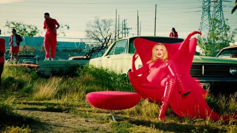 Bài hát của mỹ nhân 20 tuổi hay nhất năm 2023- Ảnh 3. Tạo hình của Kylie Minogue (góc phải) trong Padam Padam - Ảnh chụp màn hình