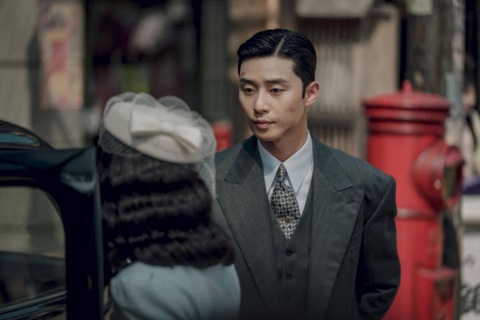 Sinh vật Gyeongseong: Bom tấn sinh tồn rùng rợn giữa thời loạn- Ảnh 1. Park Seo Joon trở thành ông chủ tiệm cầm đồ trong Sinh vật Gyeongseong - Ảnh: Netflix
