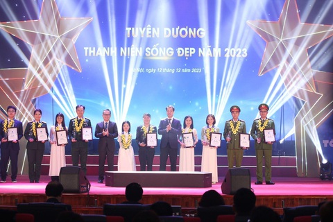 TCP Việt Nam: Kiên định với mục tiêu tiếp năng lượng cho thanh niên Việt- Ảnh 2. Lãnh đạo Trung ương Đoàn và ông Nguyễn Thanh Huân, tổng giám đốc TCP Việt Nam, trao giải cho các thanh niên sống đẹp 2023