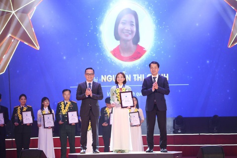 TCP Việt Nam: Kiên định với mục tiêu tiếp năng lượng cho thanh niên Việt- Ảnh 3. Vận động viên Nguyễn Thị Oanh - một trong những đại diện tiêu biểu ở lĩnh vực hoạt động văn hóa, văn nghệ, thể dục thể thao - được tôn vinh tại lễ trao giải