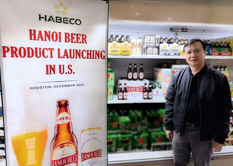 Bia Hà Nội chinh phục thị trường Mỹ- Ảnh 3. Chủ tịch hội đồng quản trị HABECO ghé thăm quầy kệ trưng bày sản phẩm tại siêu thị lớn ở Texas