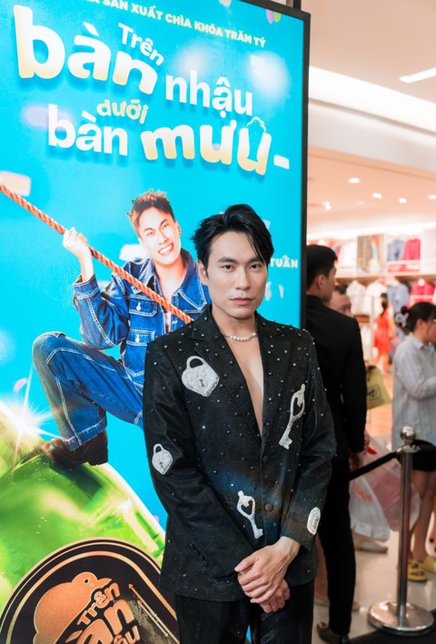 Dàn sao Việt ‘đọ sắc’ trên thảm đỏ công chiếu Trên bàn nhậu dưới bàn mưu- Ảnh 6. Diễn viên Kiều Minh Tuấn