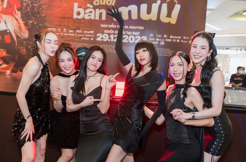 Dàn sao Việt ‘đọ sắc’ trên thảm đỏ công chiếu Trên bàn nhậu dưới bàn mưu- Ảnh 7. Dàn "chị đẹp" cũng có mặt để chúc mừng "đội trưởng" Diệu Nhi