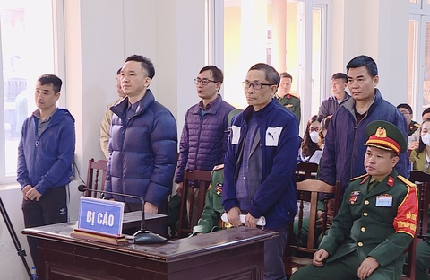Phan Quốc Việt: Việt Á là doanh nghiệp 'hàng đầu về sản xuất kit test'- Ảnh 1. Các bị cáo tại tòa - Ảnh: NAM PHƯƠNG