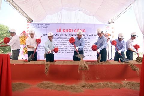 Thêm khu tái định cư cho dân nhường đất làm cao tốc Biên Hòa - Vũng Tàu- Ảnh 1. Các đại biểu làm thủ tục khởi công khu tái định cư Long Phước - Ảnh: A LỘC