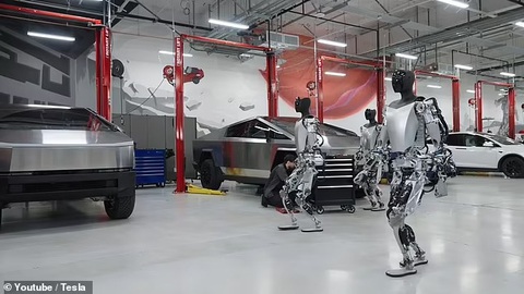Robot tấn công kỹ sư phần mềm Tesla đến thương tích, máu me- Ảnh 1. Ngày 26-12, nhiều tờ báo phương Tây đưa tin về việc robot tại nhà máy Tesla tấn công kỹ sư phần mềm vào năm 2021 - Ảnh minh họa: TESLA