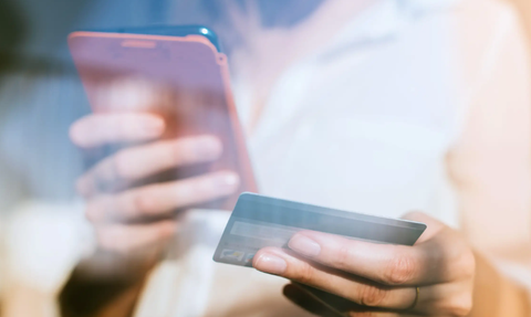 Ảnh minh họa https://www.insiderintelligence.com/insights/mobile-commerce-shopping-trends-stats/ Sở Giáo dục và Đào tạo TP.HCM dự kiến sẽ kiểm tra việc thực hiện thu học phí không dùng tiền mặt ở các trường - Ảnh minh họa: insiderintelligence.com