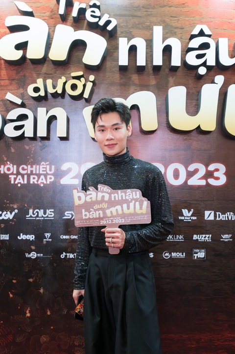 Dàn sao Việt ‘đọ sắc’ trên thảm đỏ công chiếu Trên bàn nhậu dưới bàn mưu- Ảnh 10. Quang Trung