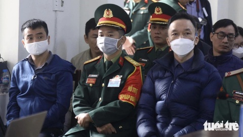 Hình ảnh Phan Quốc Việt lần đầu tiên hầu tòa- Ảnh 5. Phan Quốc Việt (bìa trái) và Hồ Anh Sơn (bìa phải) tại tòa sáng 27-12