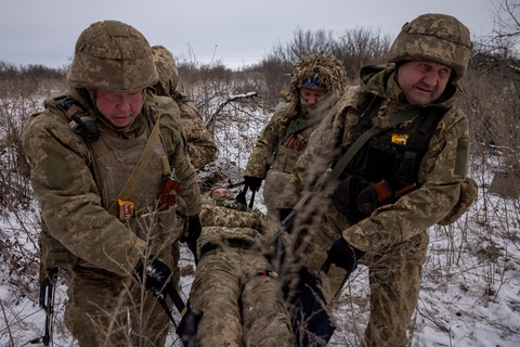 Binh sĩ Ukraine diễn tập trên thao trường tại vùng Donetsk hôm 24-12 - Ảnh: REUTERS Binh sĩ Ukraine diễn tập chuyển bệnh binh trên thao trường tại vùng Donetsk hôm 24-12 - Ảnh: REUTERS