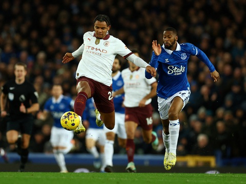 Foden ghi tuyệt phẩm sút xa, Man City đánh bại Everton- Ảnh 2. Man City (trái) thể hiện đẳng cấp vượt trội trước Everton - Ảnh: REUTERS