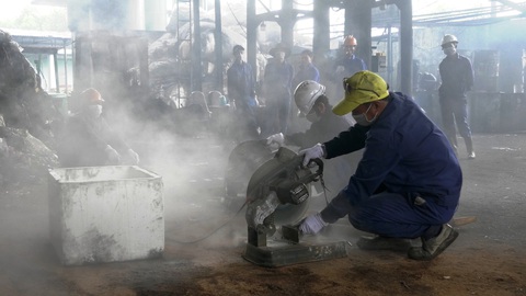 Tiêu hủy động vật hoang dã buôn lậu từ châu Phi về - Ảnh: ENV