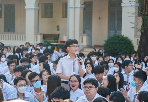 Học sinh trường THPT Chuyên Lê Hồng Phong (TP.HCM) trao đổi với Ban tổ chức cuộc thi. Ảnh: Đ.H Học sinh trường THPT Chuyên Lê Hồng Phong (TP.HCM) trao đổi với Ban tổ chức cuộc thi. Ảnh: Đ.H
