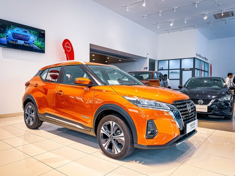 Tin tức giá xe: Nissan Kicks giảm sốc tới hơn 170 triệu đồng- Ảnh 3. Nissan Kicks nổi bật với lưới tản nhiệt dạng V-motion đặc trưng. Hệ thống đèn LED, mâm 17 inch. Cột A, B và C sơn đen. Gương chiếu hậu chỉnh điện, gập điện và tích hợp đèn báo rẽ LED. Bản E tương tự, nhưng thiếu tính năng tự động bật/tắt đèn pha, đèn sương mù và sọc màu bạc trang trí bên hông.