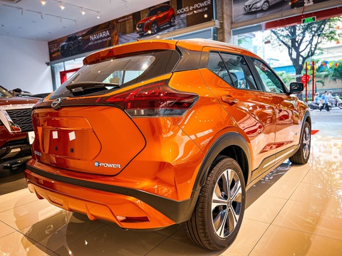 Tin tức giá xe: Nissan Kicks giảm sốc tới hơn 170 triệu đồng- Ảnh 5. Cả hai phiên bản có trang bị ABS, EBD, BA, cân bằng điện tử, kiểm soát lực kéo, hỗ trợ khởi hành ngang dốc và cảm biến lùi. Riêng bản V có thêm camera 360 độ, cảnh báo mất tập trung, phát hiện vật thể di chuyển. Bản E có 2 túi khí, còn bản V có 6 túi khí - Ảnh: Đại lý Nissan/Facebook