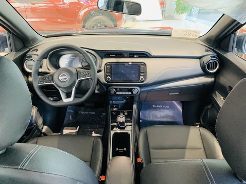 Tin tức giá xe: Nissan Kicks giảm sốc tới hơn 170 triệu đồng- Ảnh 4. Bên trong trang bị cụm đồng hồ tích hợp màn hình kỹ thuật số 7 inch. Màn hình giải trí trung tâm 8 inch hỗ trợ kết nối Apple CarPlay và Android Auto. Cùng với đó là cần số điện tử, âm thanh 6 loa, ghế lái chỉnh tay, ghế bọc da, phanh tay điện tử, tính năng giữ phanh tay tự động Auto Hold hay khởi động nút bấm - Ảnh: Đại lý Nissan/Facebook