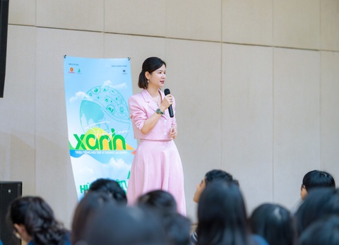 Tiến sĩ Lê Thái Hà giới thiệu cuộc thi đến học sinh trường Trung học Vinschool the Harmony. Ảnh: Đ.H Tiến sĩ Lê Thái Hà giới thiệu cuộc thi đến học sinh trường Trung học Vinschool the Harmony - Ảnh: Đ.H