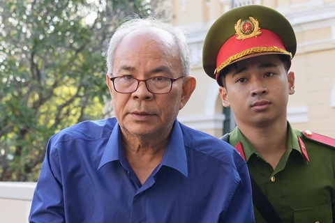 Cựu giám đốc Sở Y tế Tây Ninh bị đề nghị từ 5 - 6 năm tù- Ảnh 1. Cựu giám đốc Sở Y tế Tây Ninh Hoa Công Hậu đến tòa sáng 28-12 - Ảnh: HỮU HẠNH
