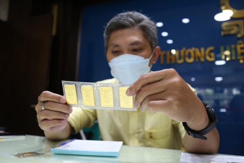 Ngân hàng Nhà nước: ‘Chuẩn bị sẵn sàng phương án can thiệp thị trường vàng’- Ảnh 1. Giá vàng miếng SJC đã lao dốc không phanh sau chỉ đạo nóng của Thủ tướng - Ảnh: PHƯƠNG QUYÊN