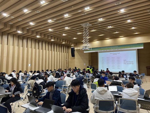 Đoàn học sinh Việt Nam thắng lớn tại cuộc thi về tài năng khoa học- Ảnh 2. Các em học sinh của các quốc gia tập trung nghiên cứu đề tài nhóm