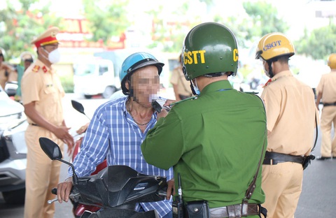 TP.HCM yêu cầu công an cung cấp danh sách cán bộ vi phạm nồng độ cồn để kiểm điểm- Ảnh 1. Lực lượng cảnh sát giao thông TP.HCM kiểm tra nồng độ cồn vào ban ngày - Ảnh: MINH HÒA